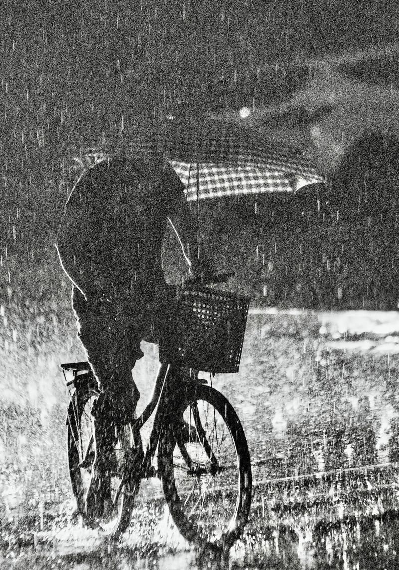 河北一男子在暴雨中入睡-河北一男子在暴雨中入睡抖音攻略V.27.48.41.75